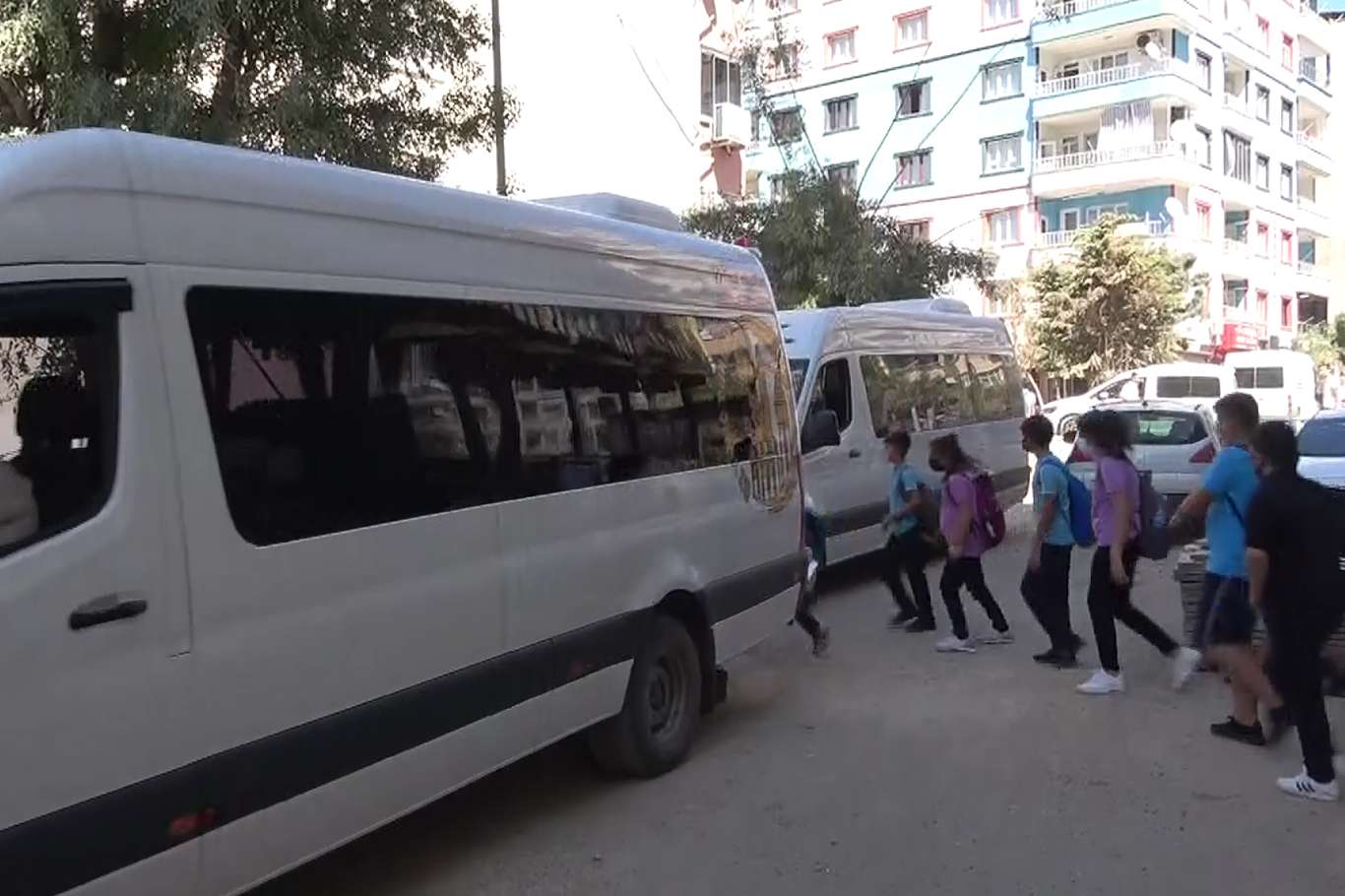 Veliler okul çıkışı yaşanan araç ve öğrenci yoğunluğunun kazalara sebebiyet vermesinden endişeli